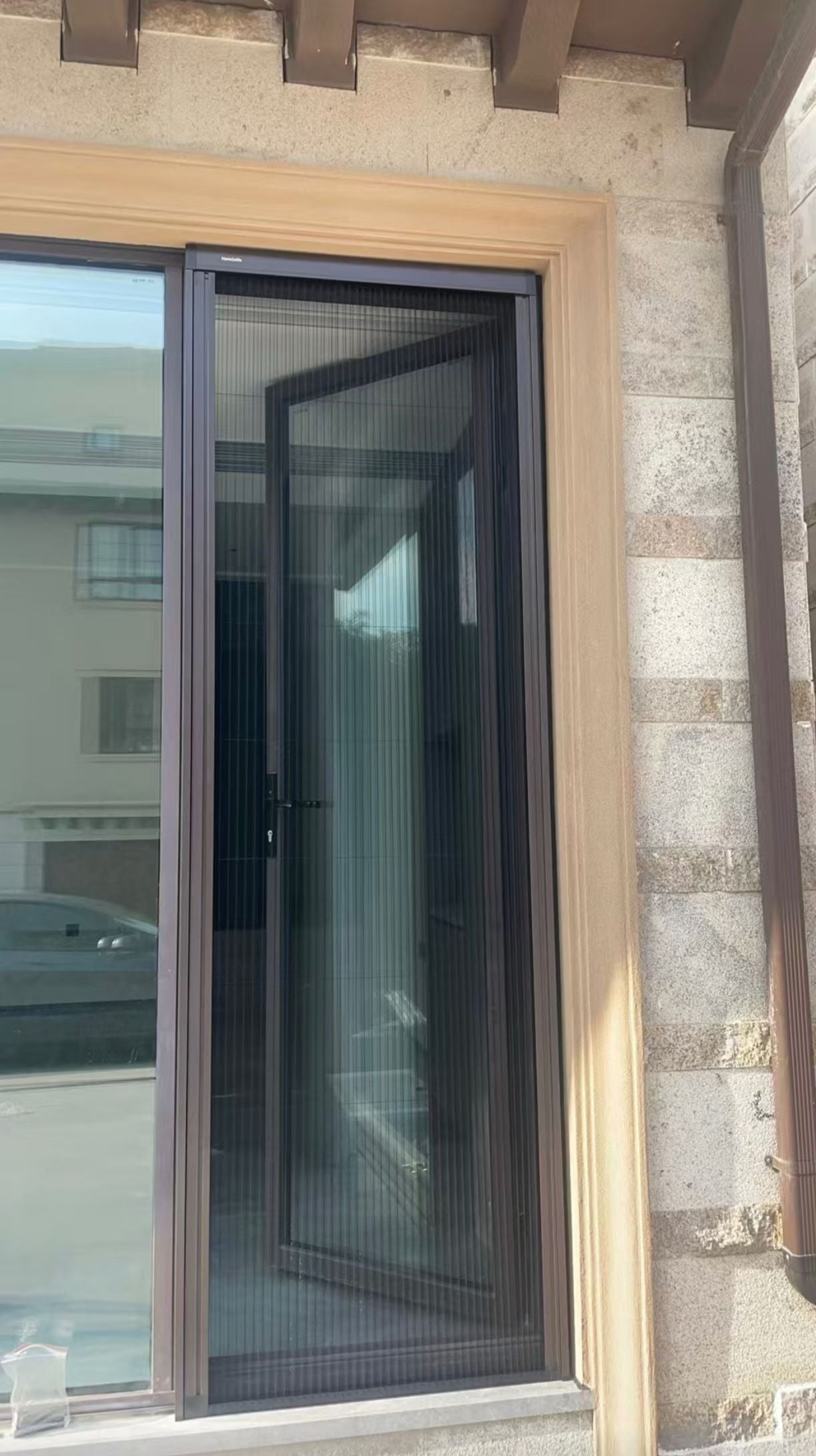 NETdoûr – maßgeschneiderte, schienenlose Plissee-Tür mit Fliegen- und Moskitonetz.