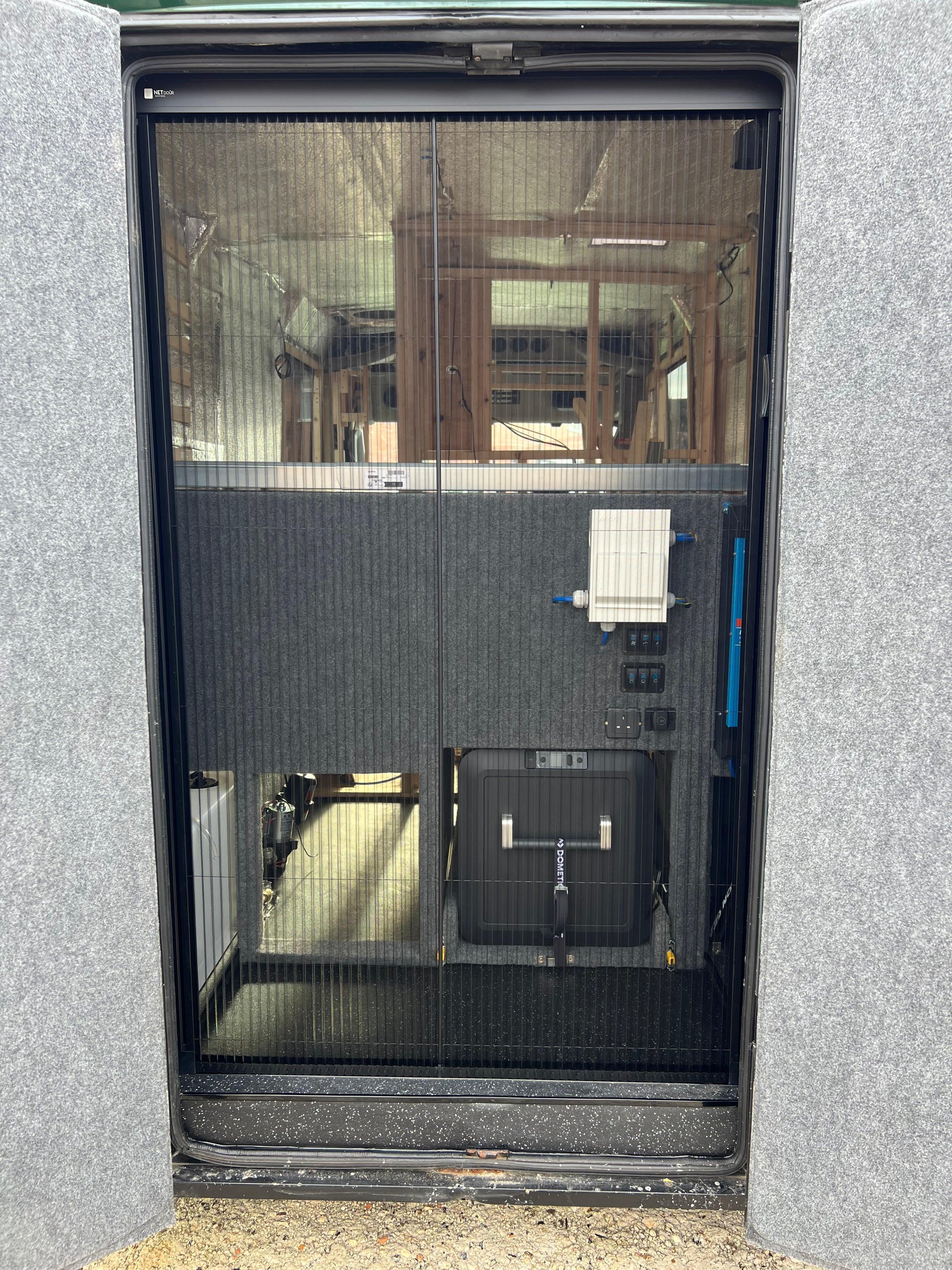 NETdoûr – maßgeschneiderte, schienenlose Plissee-Tür mit Fliegen- und Moskitonetz.