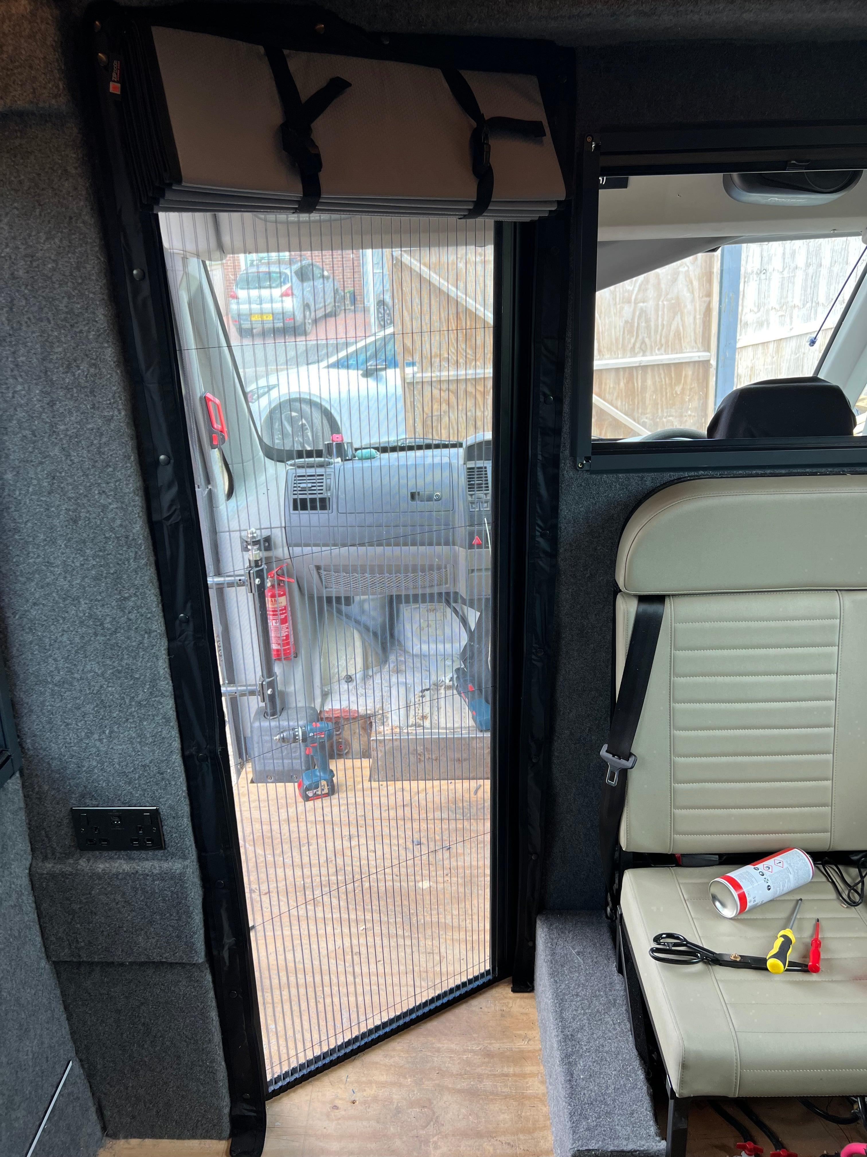 NETdoûr – maßgeschneiderte, schienenlose Plissee-Tür mit Fliegen- und Moskitonetz.