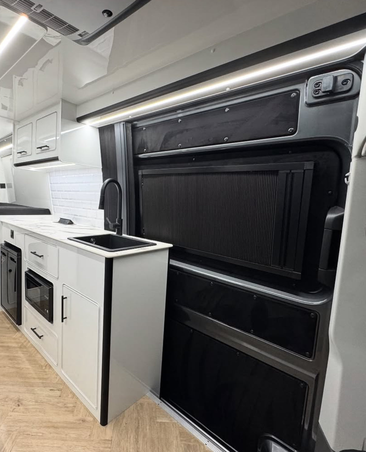 ROLdour – Maßanfertigung. Bestellen Sie jede Patronenlänge in mm bis max. 2000 mm x jede Schienenlänge in mm bis max. 1000 mm (Gesamtgröße bis zu den Außenkanten des Rahmens).