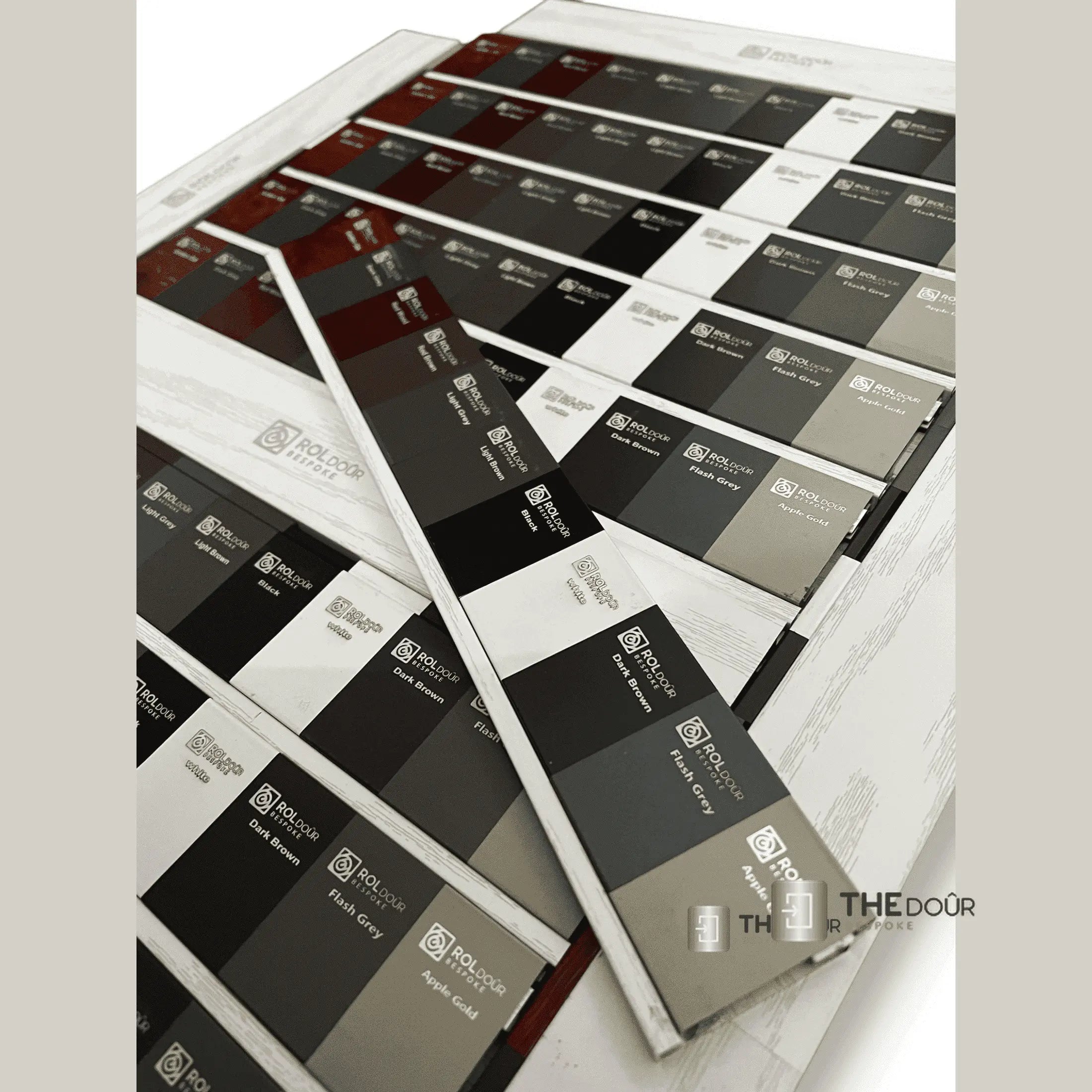 ROLdour – Maßanfertigung. Bestellen Sie jede Patronenlänge in mm bis max. 2000 mm x jede Schienenlänge in mm bis max. 1000 mm (Gesamtgröße bis zu den Außenkanten des Rahmens). THEdoûr Bespoke