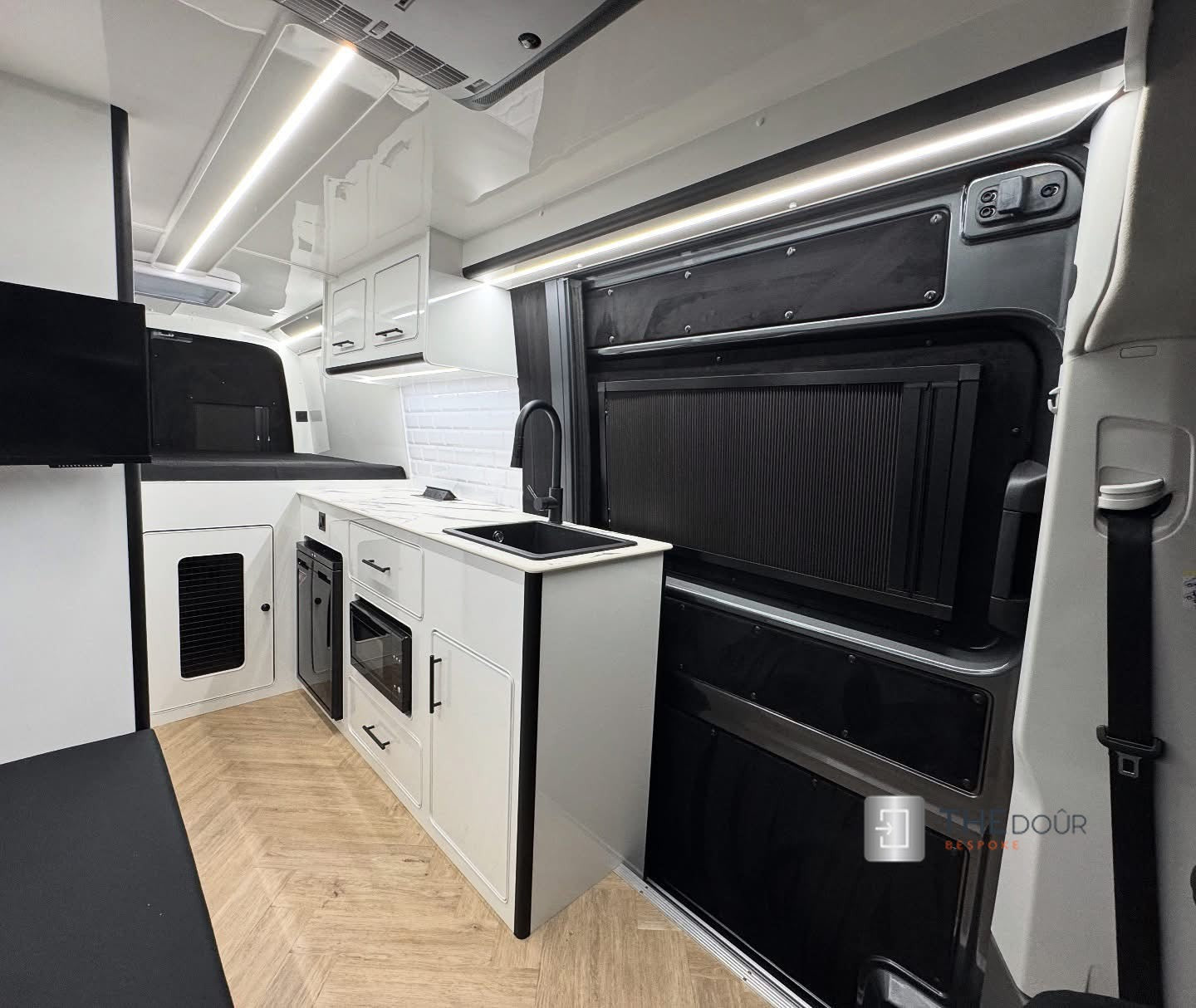 ROLdour: hecho a medida, solicite cualquier longitud de cartucho en mm hasta un máximo de 2000 mm x cualquier longitud de pista en mm hasta un máximo de 1000 mm (tamaño total hasta los bordes exteriores del marco)