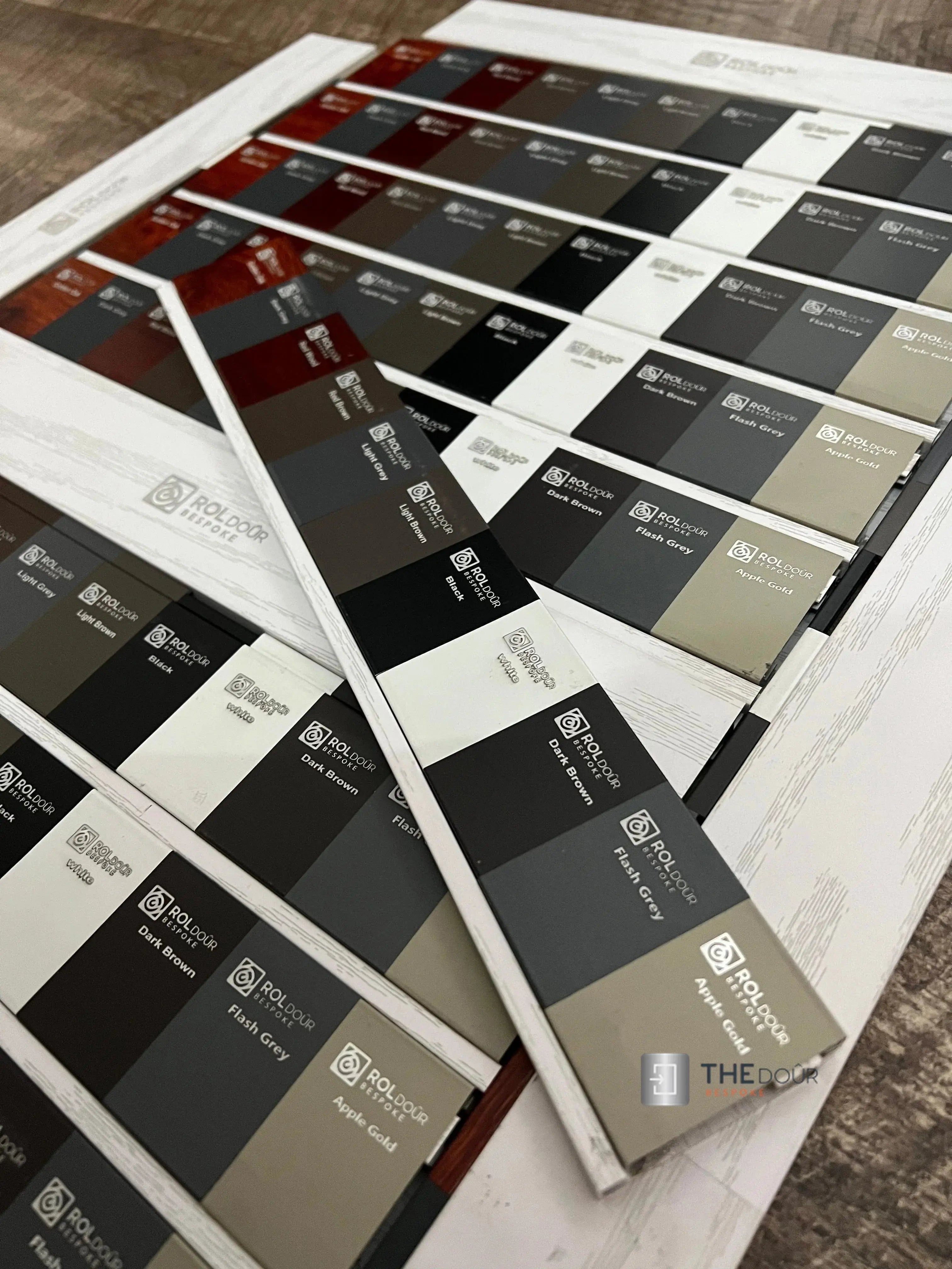 ROLdour Flash Grey Einziehbares wasserdichtes Wohnmobil-Duschtür-Set, Tambour-Alternative THEdoûr Bespoke