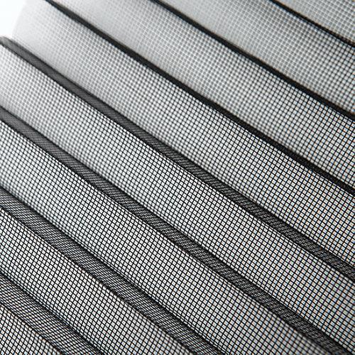 NETdoûr – maßgeschneiderte, schienenlose Plissee-Tür mit Fliegen- und Moskitonetz.