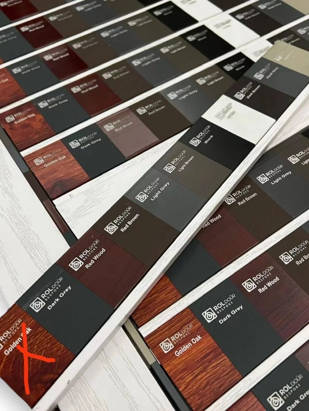 NETdoûr – maßgeschneiderte, schienenlose Plissee-Tür mit Fliegen- und Moskitonetz.