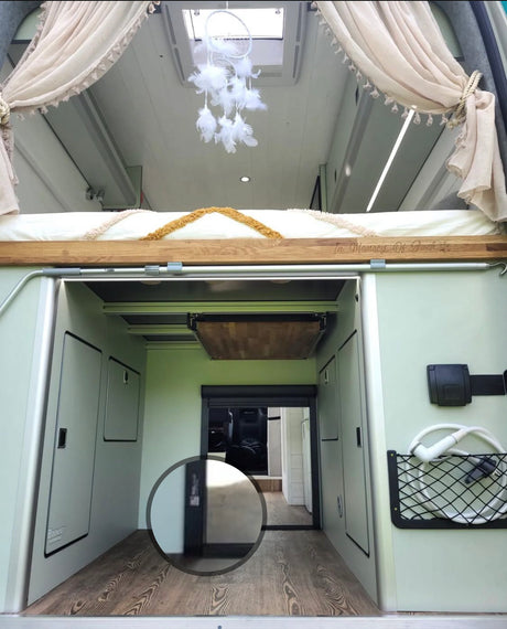 Puerta corrediza vertical hecha a medida ROLdoûr para puerta de trampilla de garaje debajo de la cama VANZ ADVENTURE. 570 mm de ancho x 760 mm de alto. 