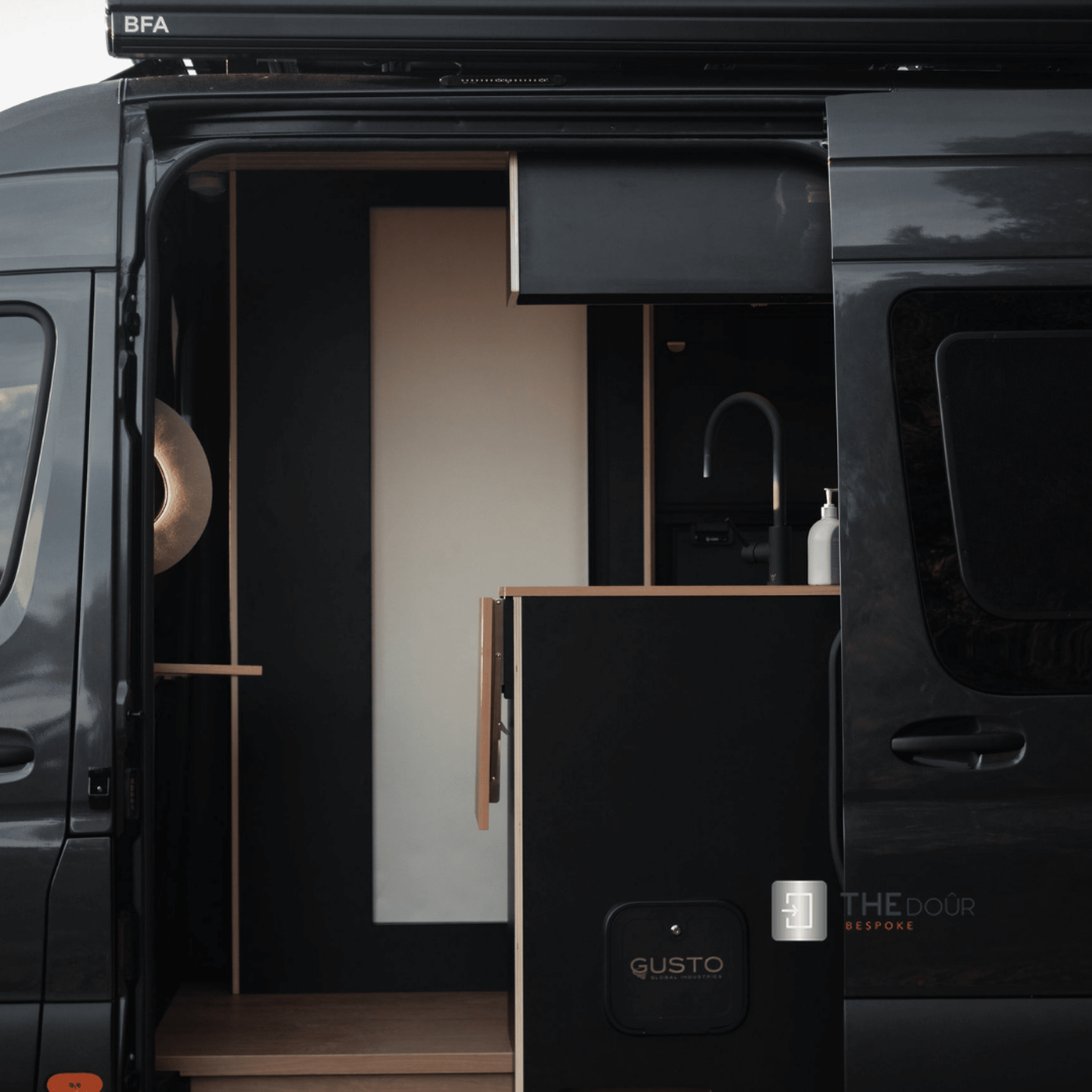 ROLdour Gloss Black Intrekbare waterdichte camper, RV Douchedeur kit Tambour Alternative